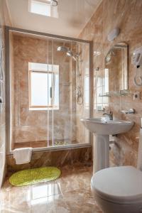 阿德列爾的住宿－Karap Hotel，一间带水槽、卫生间和淋浴的浴室