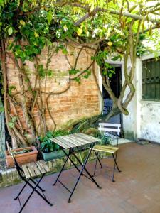 a picnic table and chairs next to a brick wall at Appartamento 1749 Venicemar in Venice