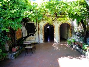 a courtyard in an old building with trees and chairs at Appartamento 1749 Venicemar in Venice