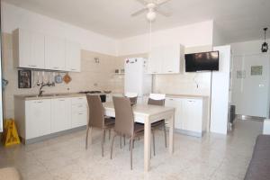 A kitchen or kitchenette at Villetta Campurè