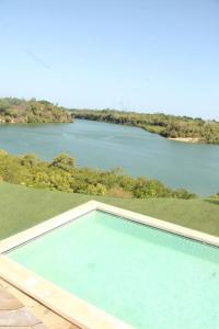 - une piscine avec vue sur la rivière dans l'établissement Lucky Sea Breeze Villa, à Mombasa