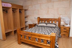 1 dormitorio con cama de madera y almohadas blancas y negras en Hotel Boa Vila, en Pontevedra