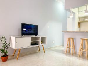 una sala de estar con TV en un armario blanco en Conforto em Copacabana- 100m da praia - BR1307 Z4, en Río de Janeiro