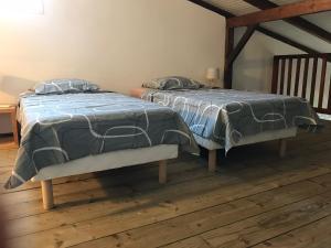 2 Betten nebeneinander in einem Zimmer in der Unterkunft DILL49 in Fort-de-France