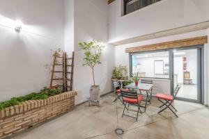 a dining room with a table and chairs and a window at Casa Rural Hidalga in Almagro