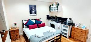 a small room with a bed and a kitchen at White's Row Resident in London