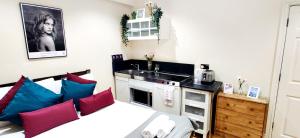 mały pokój z łóżkiem i kuchnią w obiekcie White's Row Resident w Londynie
