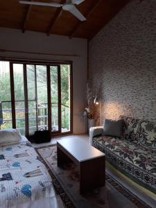 een woonkamer met een bank en een salontafel bij Waldvilla in Cıralı