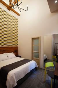 Voodi või voodid majutusasutuse Carlota Sustainable Design Hotel toas