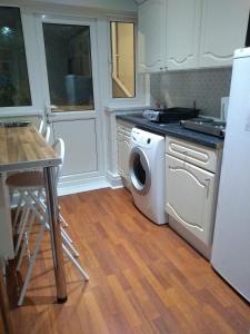 ポーツマスにある8A Kenilworth Roadのキッチン(洗濯機、テーブル付)