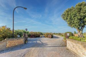 un camino con una señal que lee el perdón forja club en Agriturismo Torre Flavia, en Ladispoli