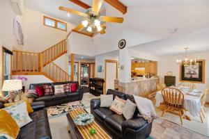 Una sala de estar con un sofá y un ventilador de techo. en Northridge 482, en Tannersville