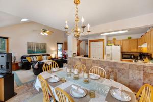 cocina y sala de estar con mesa y sillas en Northridge 482 en Tannersville