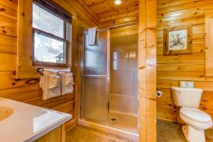ein Bad mit einer Dusche, einem WC und einem Waschbecken in der Unterkunft Nature's Paradise in Pigeon Forge