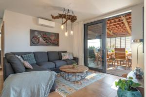 Posezení v ubytování Paradiso Apartment with Private Jacuzzi and Terrace
