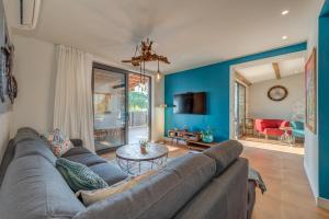 een woonkamer met een bank en een tafel bij Paradiso Apartment with Private Jacuzzi and Terrace in Trogir