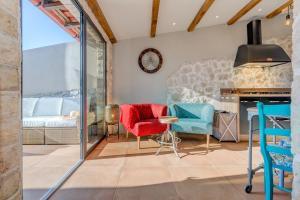 Posezení v ubytování Paradiso Apartment with Private Jacuzzi and Terrace