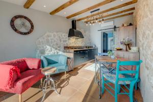 Posezení v ubytování Paradiso Apartment with Private Jacuzzi and Terrace