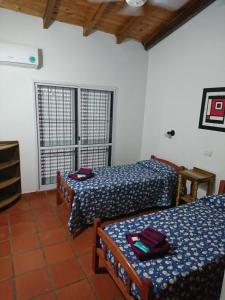 Zimmer mit 2 Betten und einem Fenster in der Unterkunft Casa familiar en Posadas in Posadas