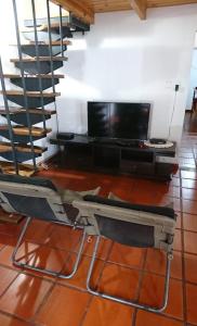 eine Waffe auf dem Boden in einem Wohnzimmer mit einer Treppe in der Unterkunft Casa familiar en Posadas in Posadas