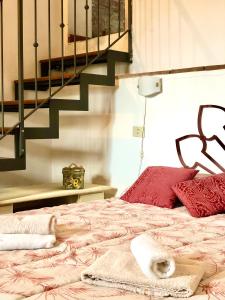 ein Schlafzimmer mit einem Bett mit einer Treppe im Hintergrund in der Unterkunft La casa Amaca in Guistrigona