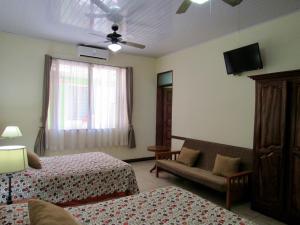 Postel nebo postele na pokoji v ubytování Hotel La Guaria Inn & Suites