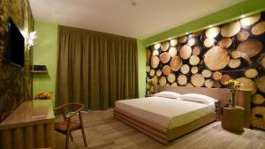 Tempat tidur dalam kamar di Sweet Motel