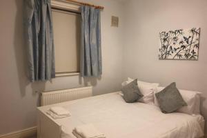 Spacious 2 bed in gated community up to 6 guests tesisinde bir odada yatak veya yataklar