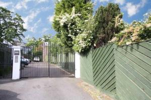 Gallery image of Spacious 2 bed in gated community up to 6 guests in London
