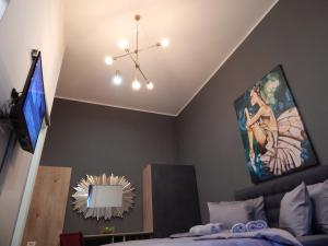 Televízia a/alebo spoločenská miestnosť v ubytovaní Gold Rooms and Suite