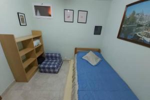 a small room with a bed and a tv at Kal massis in Pinell de Bray