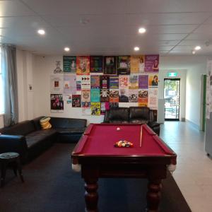 ein Wohnzimmer mit einem Billardtisch in einem Zimmer in der Unterkunft Perth City Backpackers Hostel - note - Valid passport required to check in in Perth
