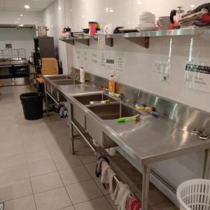Perth City Backpackers Hostel - note - Valid passport required to check in tesisinde mutfak veya mini mutfak