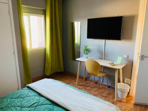 TV a/nebo společenská místnost v ubytování BYOR City Rooms