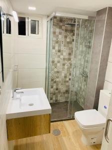 bagno con lavandino, doccia e servizi igienici di BYOR City Rooms a Las Palmas de Gran Canaria