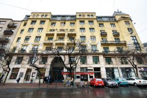 ブダペストにあるVanesia Boutique Apartmentの車が目の前に停まった大きな建物