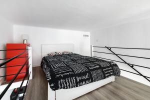 ブダペストにあるVanesia Boutique Apartmentのベッドルーム(白黒のベッド1台、赤いドレッサー付)