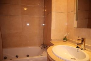 Ein Badezimmer in der Unterkunft Penthouse Luxury Faro Casasol