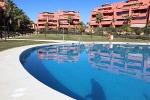 Der Swimmingpool an oder in der Nähe von Penthouse Luxury Faro Casasol