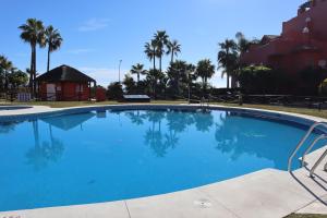 Der Swimmingpool an oder in der Nähe von Penthouse Luxury Faro Casasol
