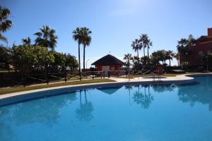 Der Swimmingpool an oder in der Nähe von Penthouse Luxury Faro Casasol
