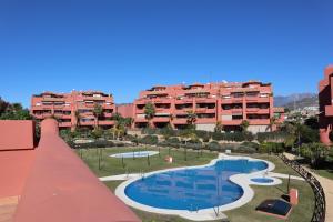 Der Swimmingpool an oder in der Nähe von Penthouse Luxury Faro Casasol