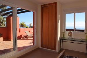eine Tür zu einem Balkon mit Meerblick in der Unterkunft Penthouse Luxury Faro Casasol in Torrox Costa