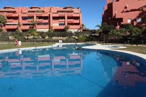 Der Swimmingpool an oder in der Nähe von Penthouse Luxury Faro Casasol