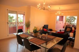 Ein Sitzbereich in der Unterkunft Penthouse Luxury Faro Casasol