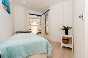 a white bedroom with a bed and a window at Casa do Barco, Vista Praia Armação Pêra in Armação de Pêra +51 photos