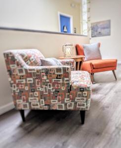 a living room with a couch and a chair at Anchor Pointe Inn in Wilmington