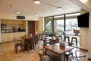 A restaurant or other place to eat at SureStay by Best Western Victoria