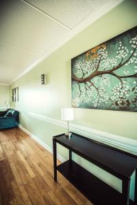 um quarto com uma mesa e um quadro na parede em Water Street Retreat 08 em Wilmington