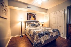 1 dormitorio con 1 cama, 2 lámparas y puerta en Water Street Retreats 03 en Wilmington